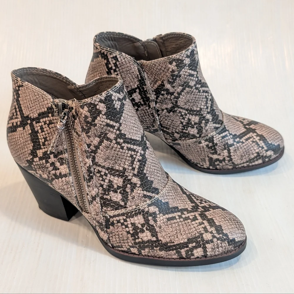 BARETRAPS Cacie Tan & Black Snakeskin Faux Leather Ankle Boots Size 8.5
